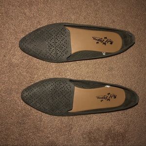 Dark green pointed flats